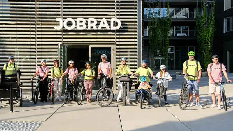 JobRad-Mitarbeitende liefern neues SC-Trikot aus JobRad-Mitarbeitende liefern neues SC-Trikot aus