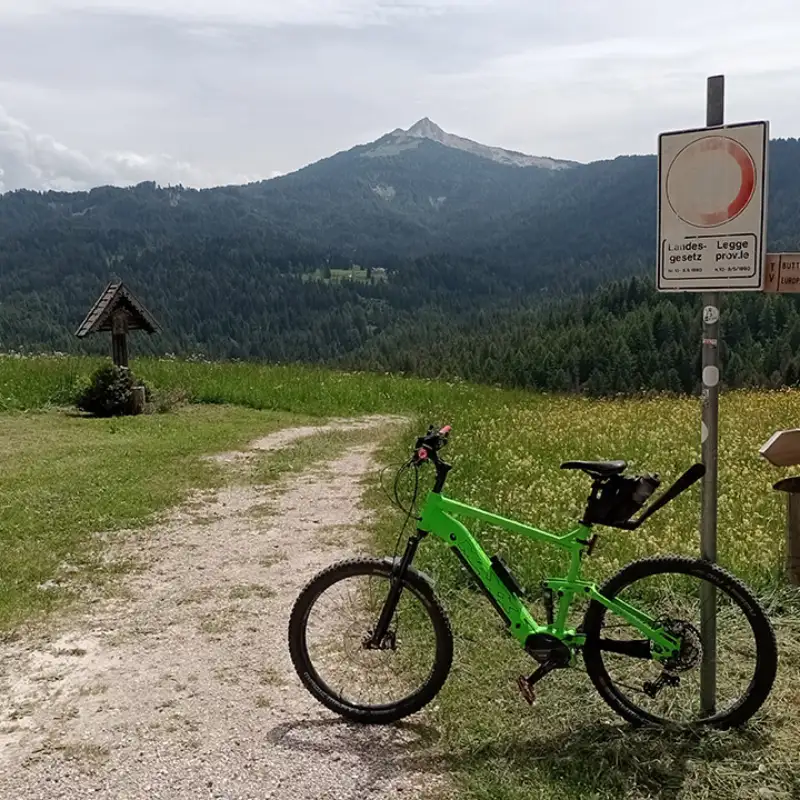 Das grüne Fahhrad von Christian Waniaus steht an einer Wegkreuzung inmitten grüner Wiesen in Südtirol Das grüne Fahhrad von Christian Waniaus steht an einer Wegkreuzung inmitten grüner Wiesen in Südtirol