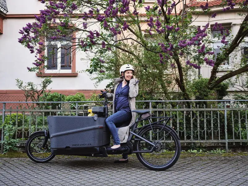 JobRadlerin mit Lastenrad | Fachhandel Werkzeugkasten JobRadlerin mit Lastenrad | Fachhandel Werkzeugkasten