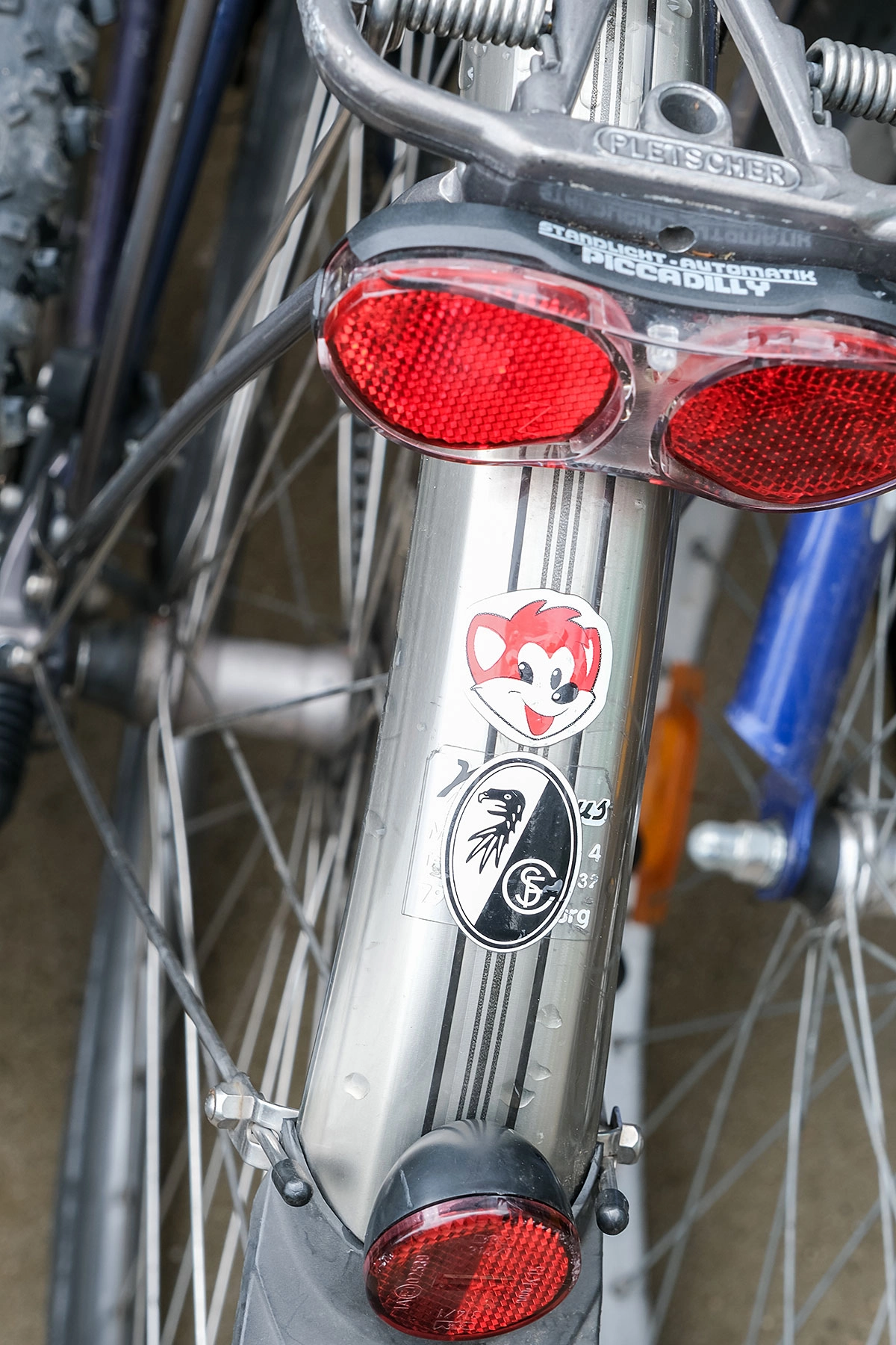 Ein gespendetes Fahrrad mit SC-Freiburg Aufkleber auf dem Schutzblech