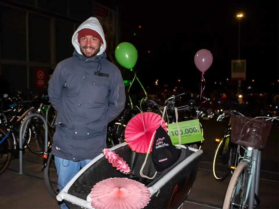 Michael, der 100.000ste Fahrradfan steht stolz neben seinem geschmückten Lastenrad Michael, der 100.000ste Fahrradfan steht stolz neben seinem geschmückten Lastenrad